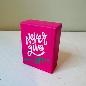 Motivational Pink Box Sign "Never Give Up" Table Decoration